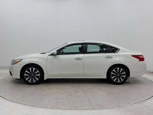 Used 2017 Nissan Altima 2.5 SV w/ Convenience Package FWD image 2