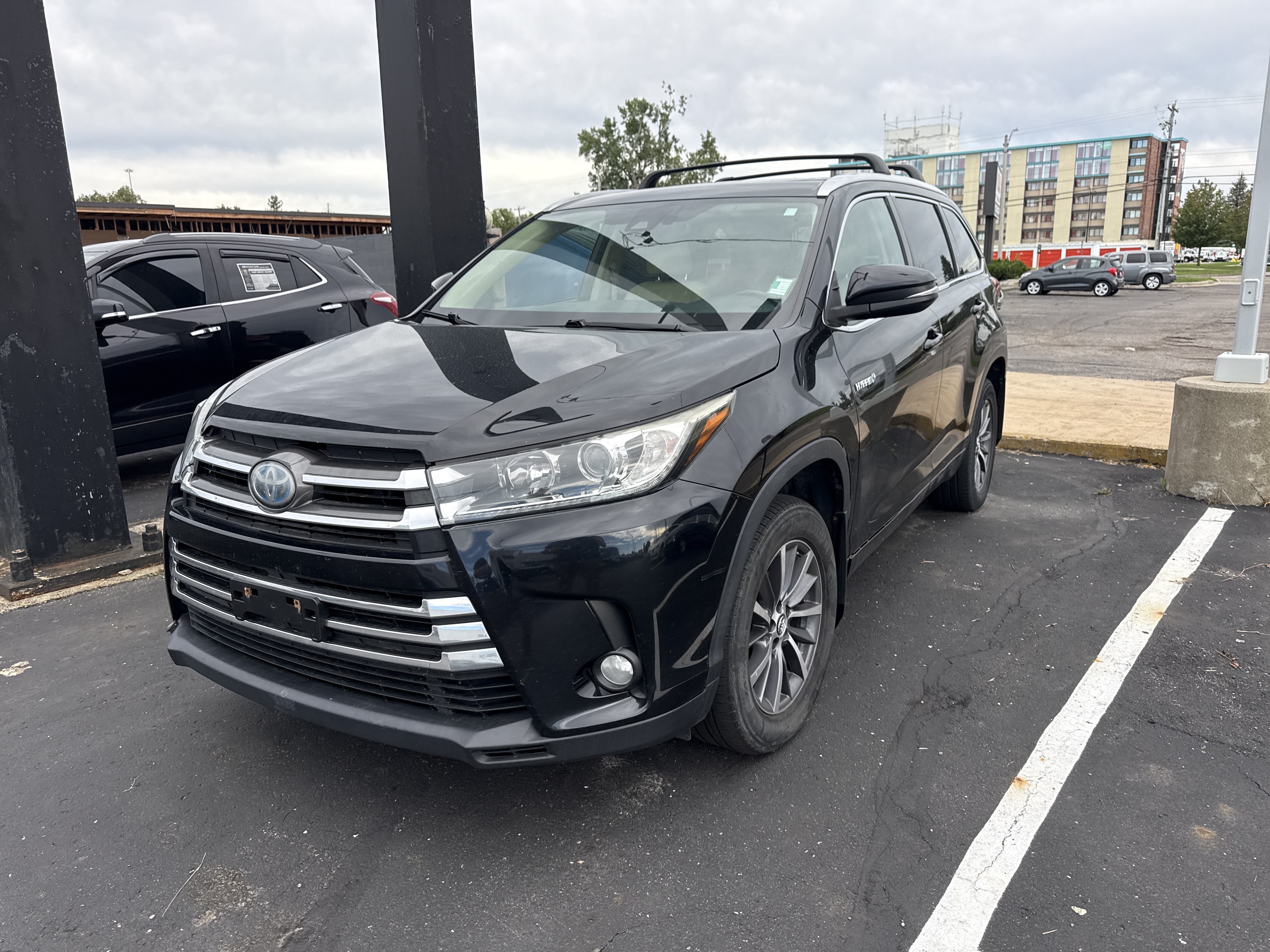 Used 2017 Toyota Highlander XLE AWD/4WD image 1