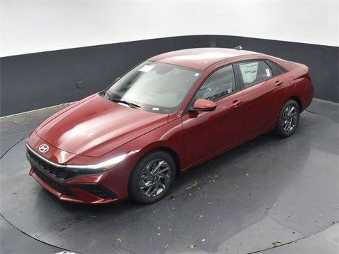 Used 2025 Hyundai Elantra Blue image 23