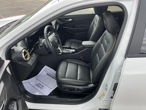 Used 2025 Chevrolet Trax ACTIV w/ Sunroof Package FWD image 9
