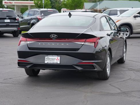 Used 2023 Hyundai Elantra SE FWD image 3