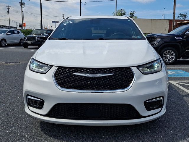 Used 2025 Chrysler Pacifica Select FWD image 2