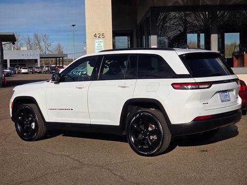 Used 2024 Jeep Grand Cherokee Limited w/ Black Appearance Package image 30