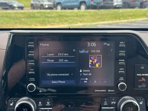 Used 2022 Toyota Highlander XLE AWD/4WD image 24