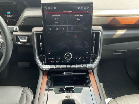 Used 2025 GMC Yukon XL Denali w/ Denali Reserve Package AWD/4WD image 11