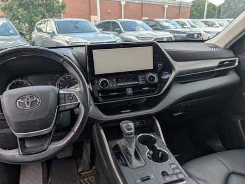 Used 2023 Toyota Highlander XLE FWD image 9