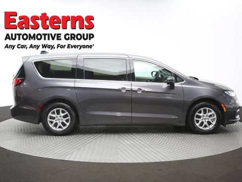 Used 2023 Chrysler Pacifica Touring-L FWD image 46