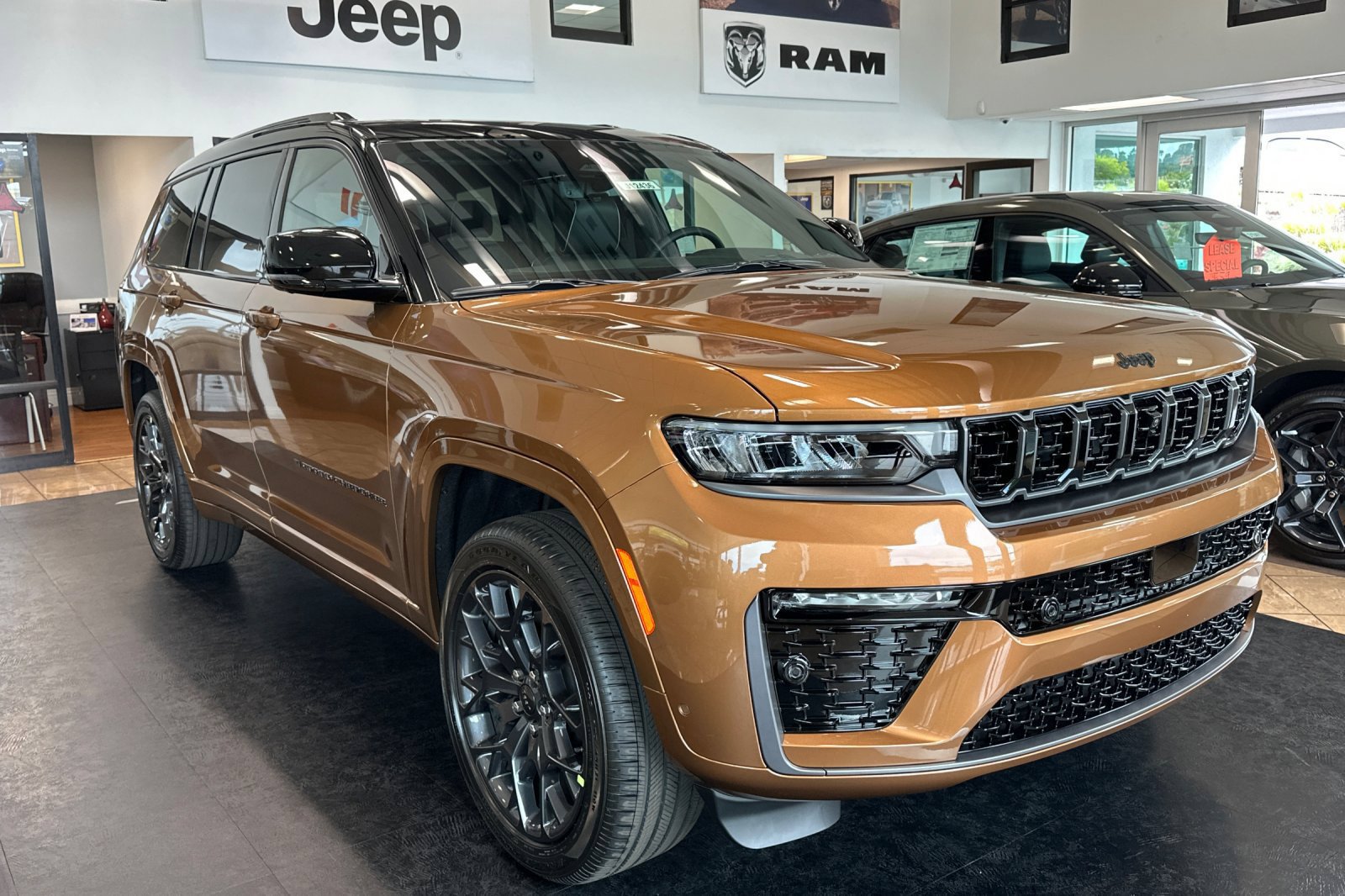 New 2026 Jeep Grand Cherokee L Summit w/ Obsidian Package AWD/4WD image 2