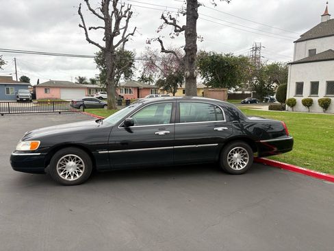 Used 2001 Lincoln Town Car Signature image 8