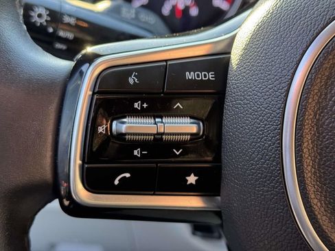 Used 2024 Kia Carnival EX image 20