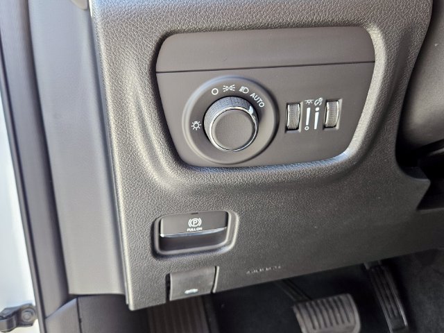New 2027 Jeep Grand Cherokee Altitude RWD image 18