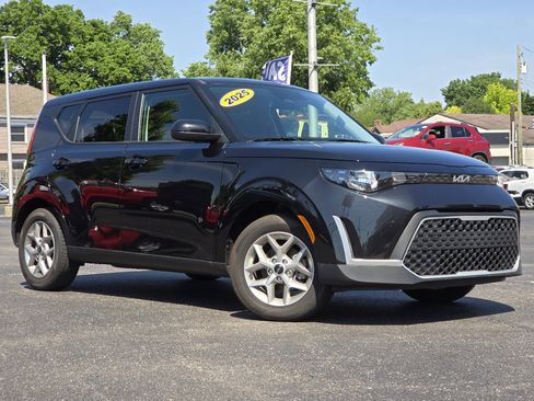 Used 2025 Kia Soul LX w/ LX Technology Package FWD image 2