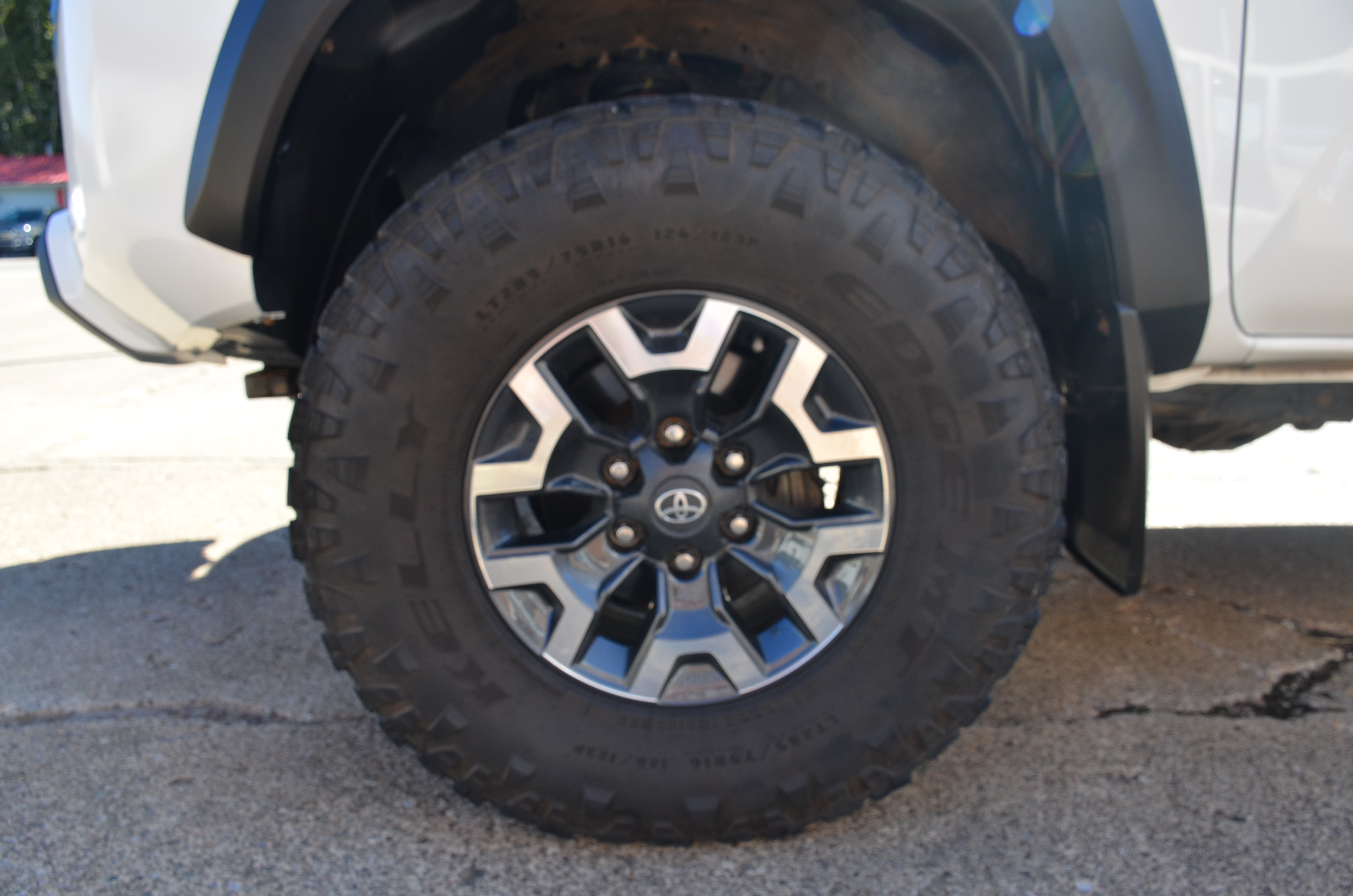Used 2023 Toyota Tacoma TRD Off-Road w/ Technology Package AWD/4WD image 18