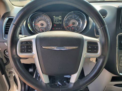 Used 2013 Chrysler Town & Country Touring FWD image 14