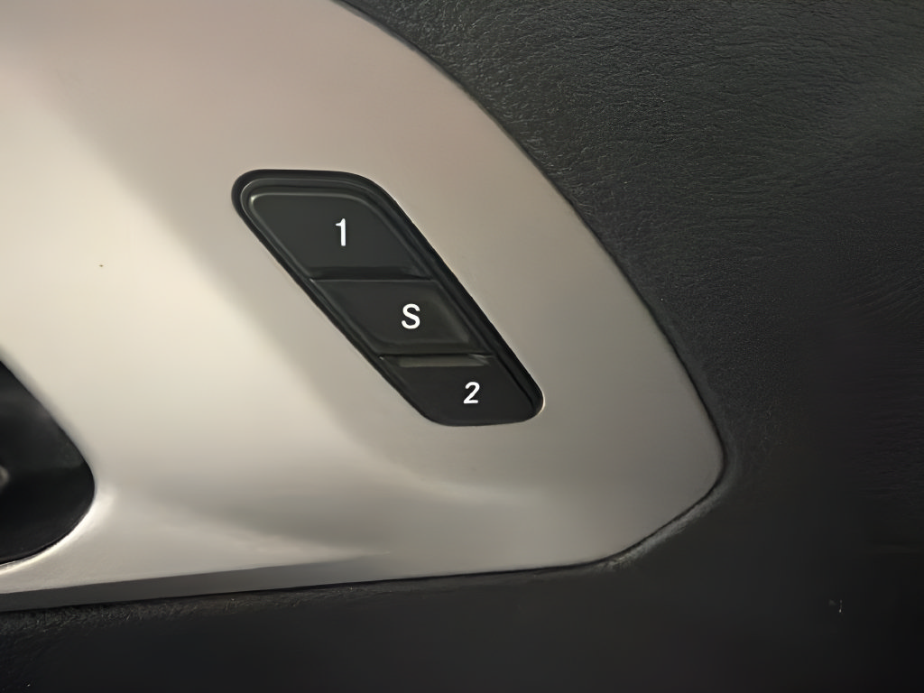 Used 2025 Chrysler Pacifica Limited FWD image 15