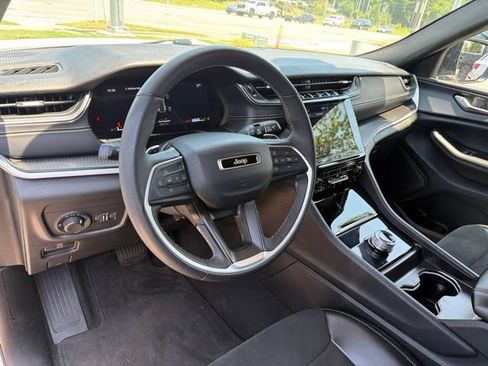 Used 2024 Jeep Grand Cherokee Altitude AWD/4WD image 9