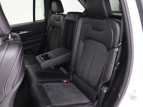 Used 2023 Jeep Grand Cherokee Altitude AWD/4WD image 11