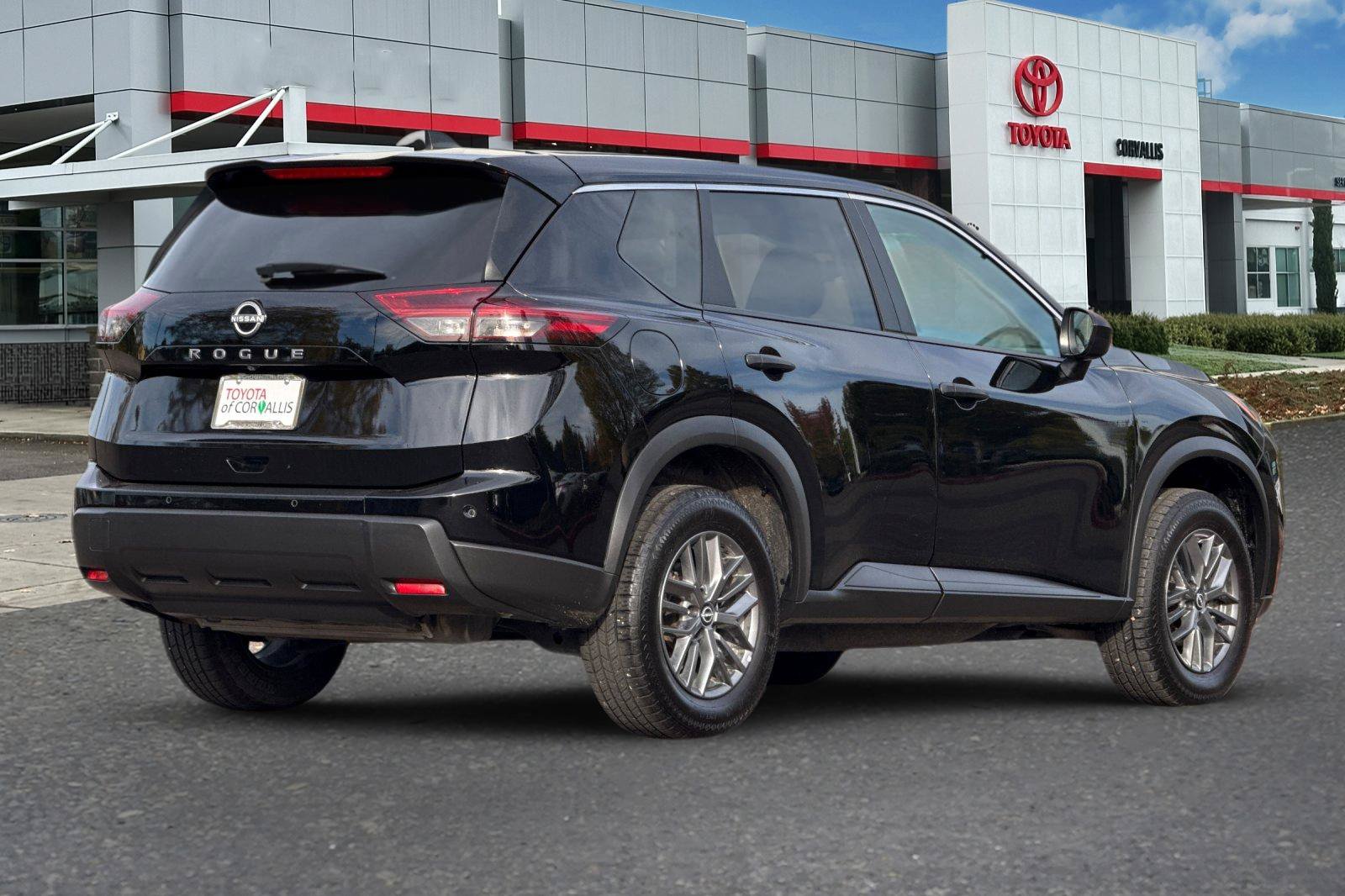 Used 2024 Nissan Rogue S FWD image 4