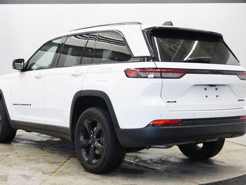 Certified 2023 Jeep Grand Cherokee Limited w/ Black Appearance Package image 3