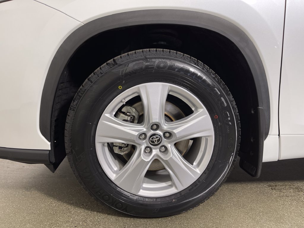 Certified 2022 Toyota Highlander LE FWD image 11