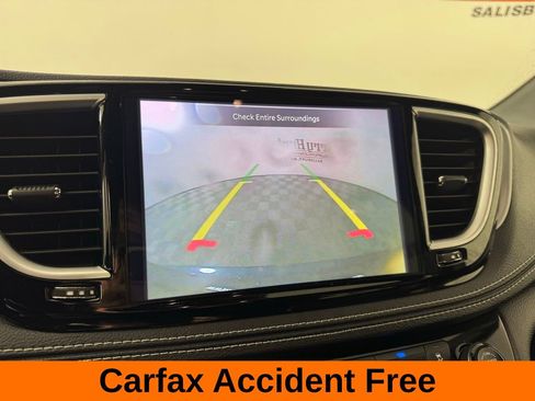 Used 2025 Chrysler Pacifica Limited image 3