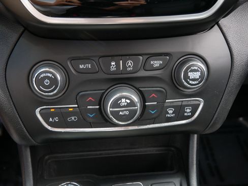Used 2019 Jeep Cherokee Limited AWD/4WD image 23