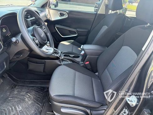 Used 2025 Kia Soul LX w/ LX Technology Package FWD image 10