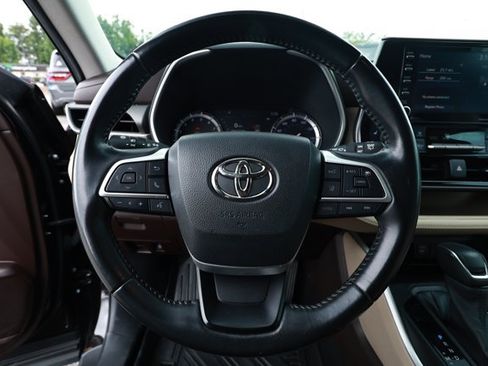 Used 2022 Toyota Highlander XLE FWD image 11