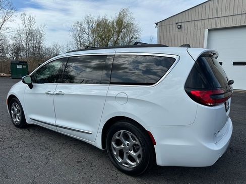 Certified 2023 Chrysler Pacifica Limited FWD image 17