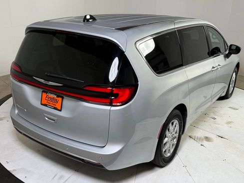 Certified 2024 Chrysler Pacifica Touring-L image 7