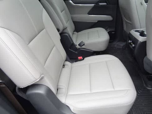 Used 2025 GMC Acadia Elevation w/ Elevation Premium Package FWD image 14
