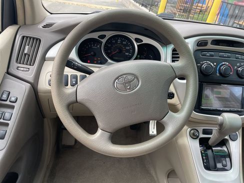Used 2006 Toyota Highlander 2WD w/ 3rd Row image 16