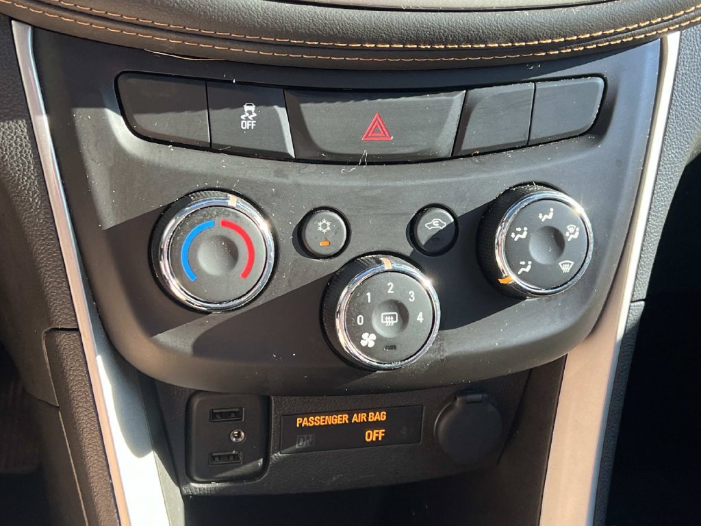 Used 2020 Chevrolet Trax LT w/ Sun & Sound Package FWD image 22