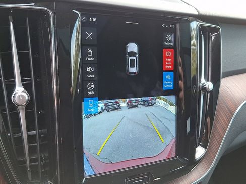 Certified 2023 Volvo XC60 B5 Plus w/ Climate Package image 18