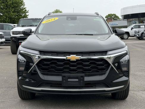Used 2024 Chevrolet Trax LT w/ Driver Confidence Package FWD image 2