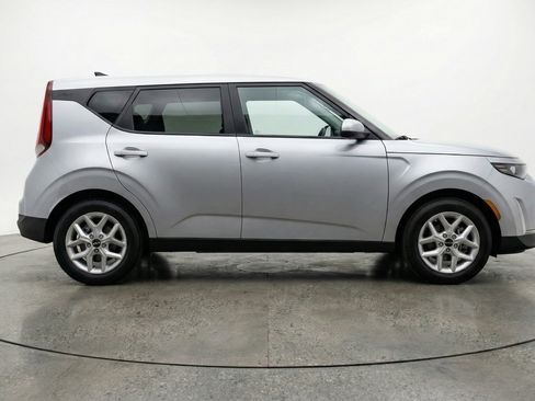Used 2025 Kia Soul LX w/ LX Technology Package FWD image 11