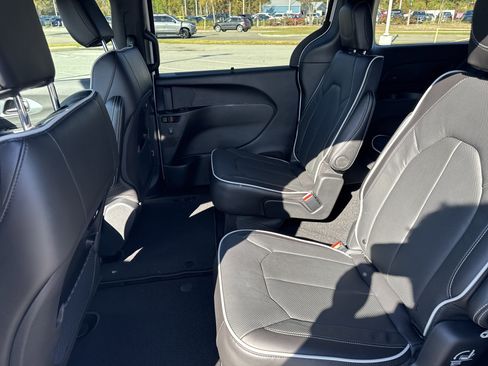 New 2026 Chrysler Pacifica Limited w/ S Appearance Package image 31