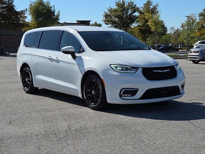 Used 2023 Chrysler Pacifica Touring-L