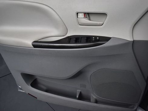 Used 2014 Toyota Sienna LE FWD image 9
