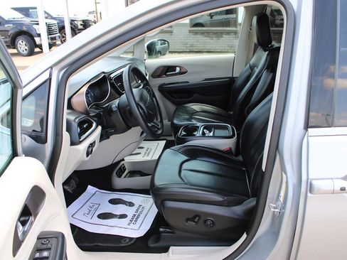 Used 2021 Chrysler Voyager Lxi image 9