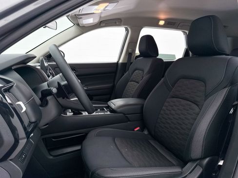 Used 2025 Nissan Pathfinder S FWD image 19