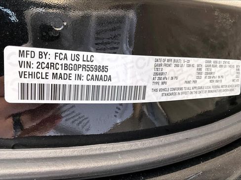 Used 2023 Chrysler Pacifica Touring-L image 34