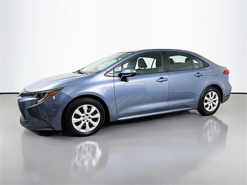 Used 2022 Toyota Corolla LE image 3