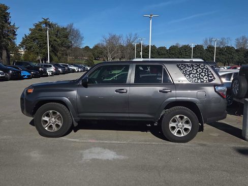 Used 2018 Toyota 4Runner SR5 image 7