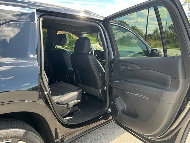 Used 2025 Chevrolet Traverse High Country w/ LPO, Floor Liner Package AWD/4WD image 18