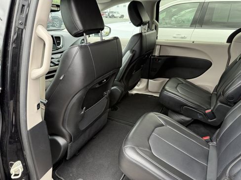 Used 2023 Chrysler Pacifica Touring-L FWD image 12