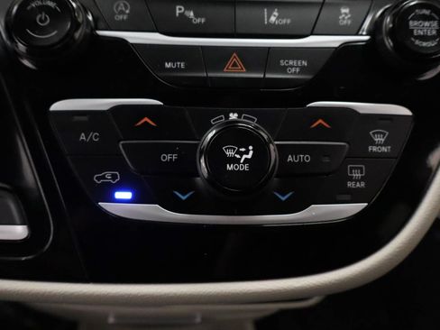 Used 2023 Chrysler Pacifica Touring-L FWD image 11