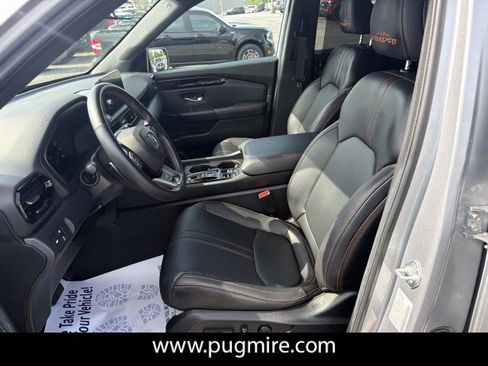 Used 2025 Honda Pilot TrailSport image 9