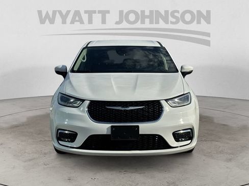 Used 2023 Chrysler Pacifica Touring-L FWD image 8