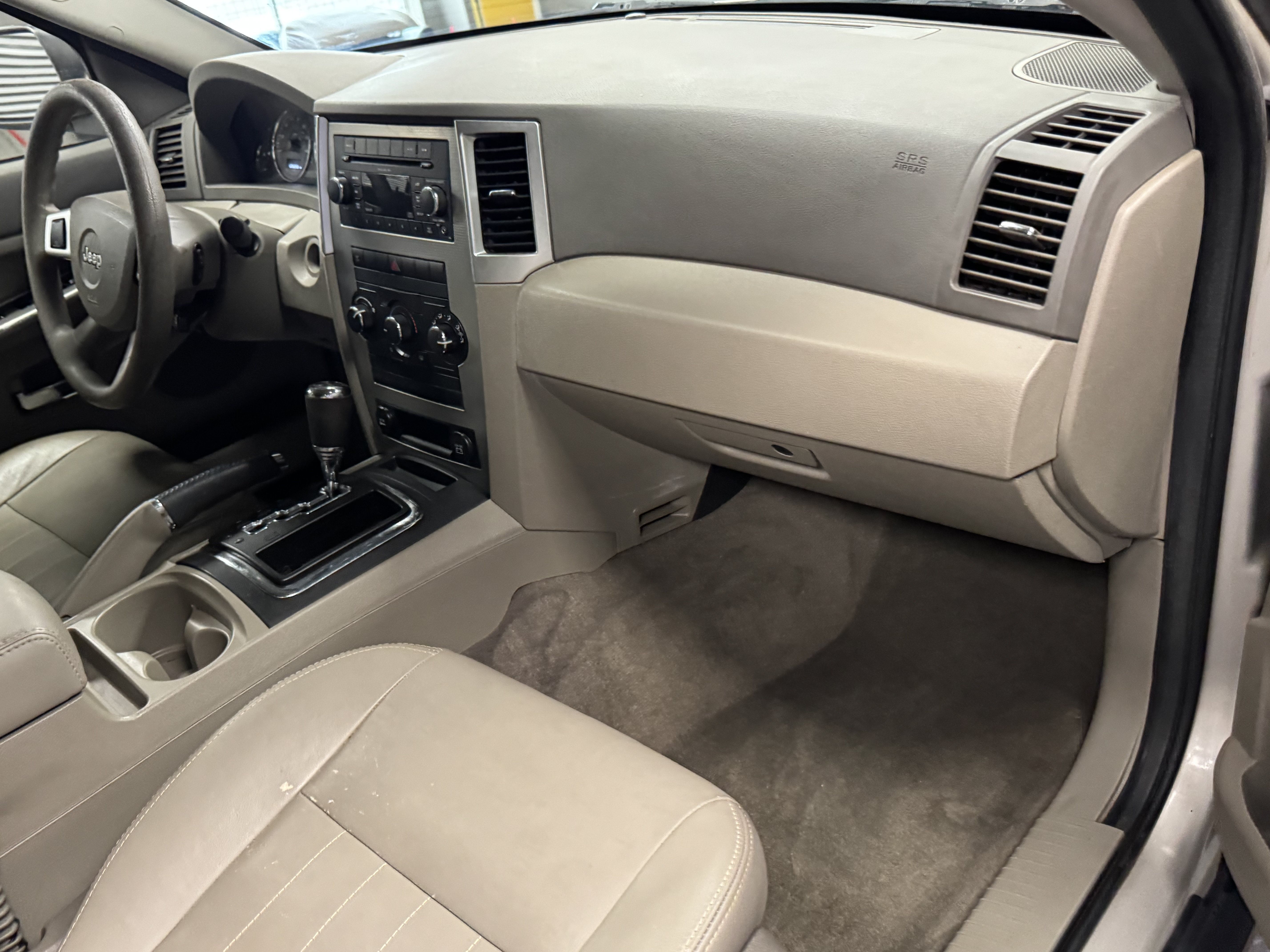 Used 2009 Jeep Grand Cherokee Laredo RWD image 9